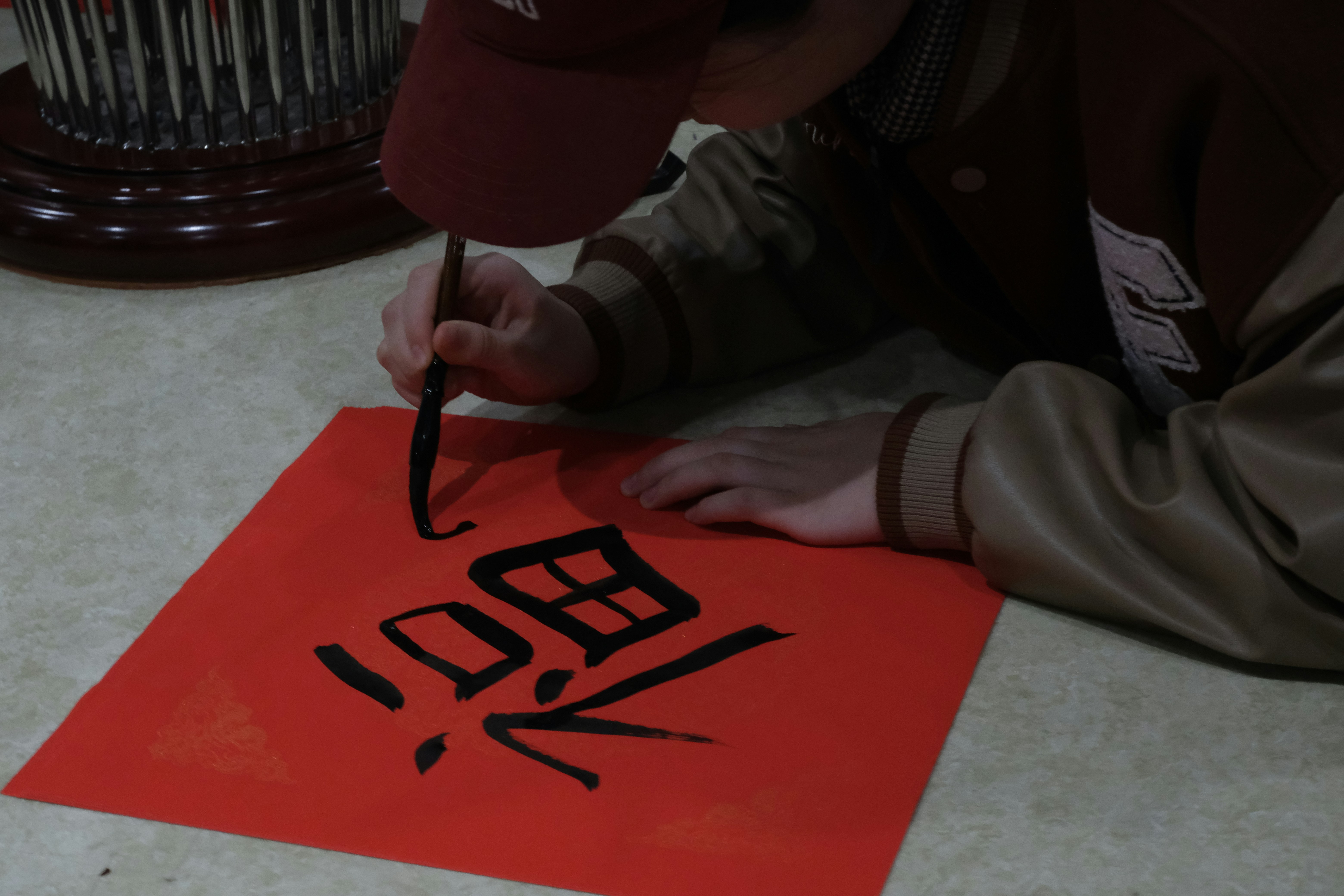 During the Chinese New Year, people often buy red paper written in calligraphy in advance, also known as Spring Festival couplets